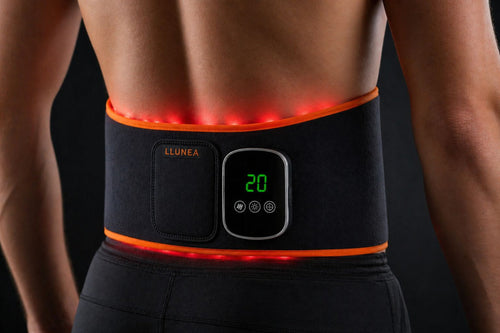 Banda de terapia de luz roja Llunea puesta en zona lumbar con LEDs encendidos