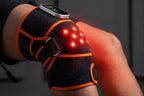 Rodillera de terapia de luz roja Llunea puesta en rodilla con LEDs 660nm y 850nm encendidos