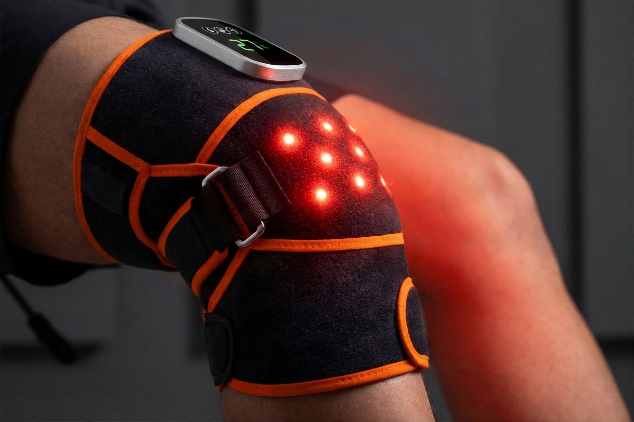 Rodillera de terapia de luz roja Llunea puesta en rodilla con LEDs 660nm y 850nm encendidos